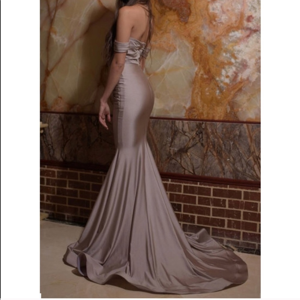 Beautiful gown for sale 👗